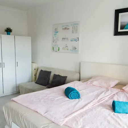 Queen Bed Apartment